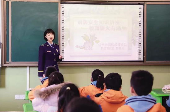 交警消防进校园 点亮安全开学季